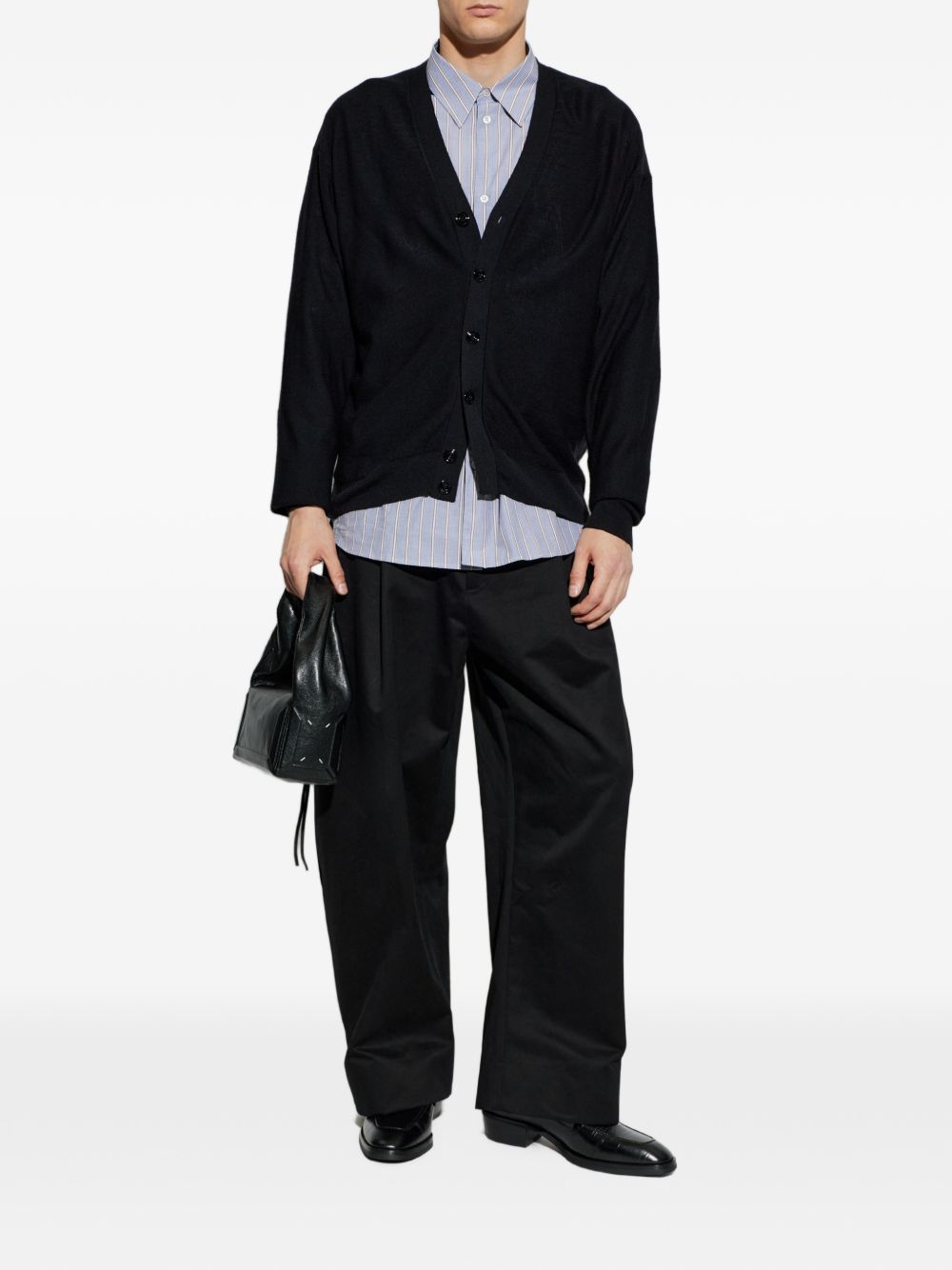 Cardigan con scollo a V e bottoni in nero 