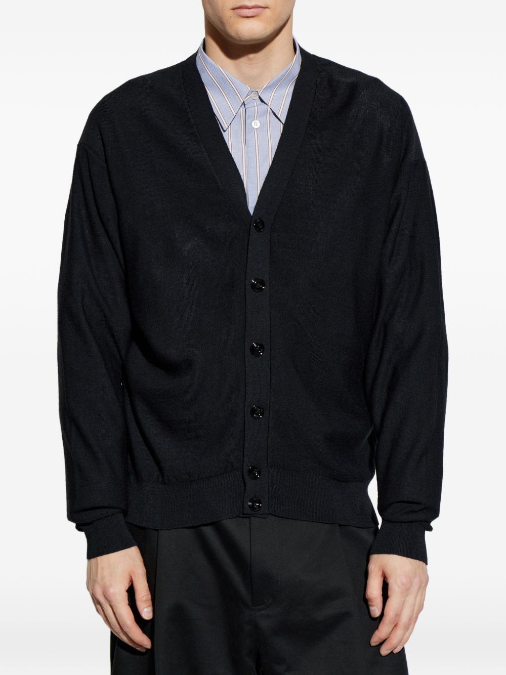 Cardigan con scollo a V e bottoni in nero 