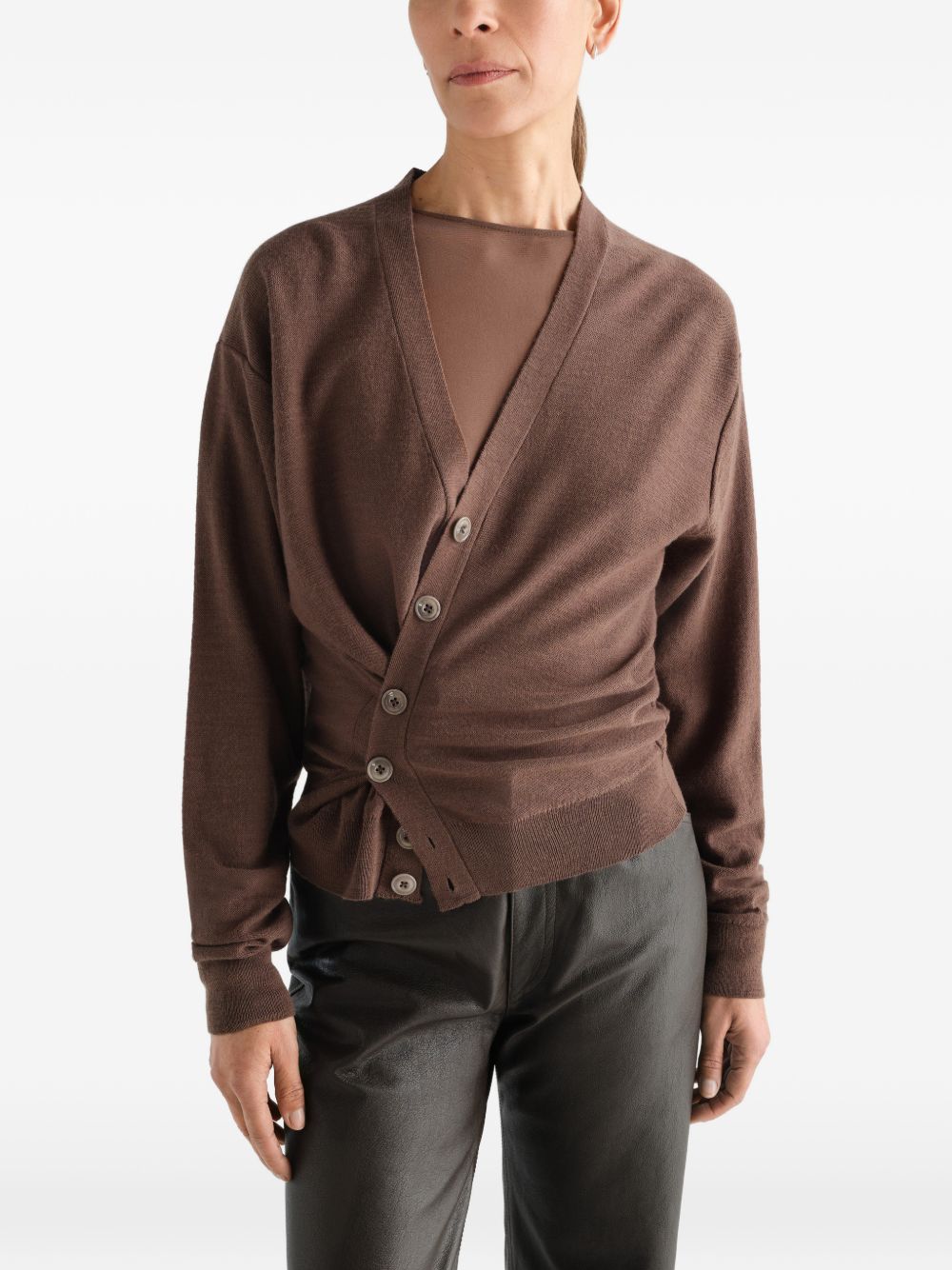 Cardigan con abbottonatura asimmetrica in beige 