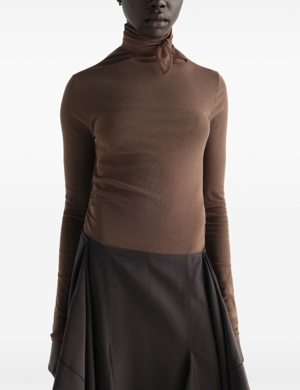 Top semi-trasparente con foulard in beige 