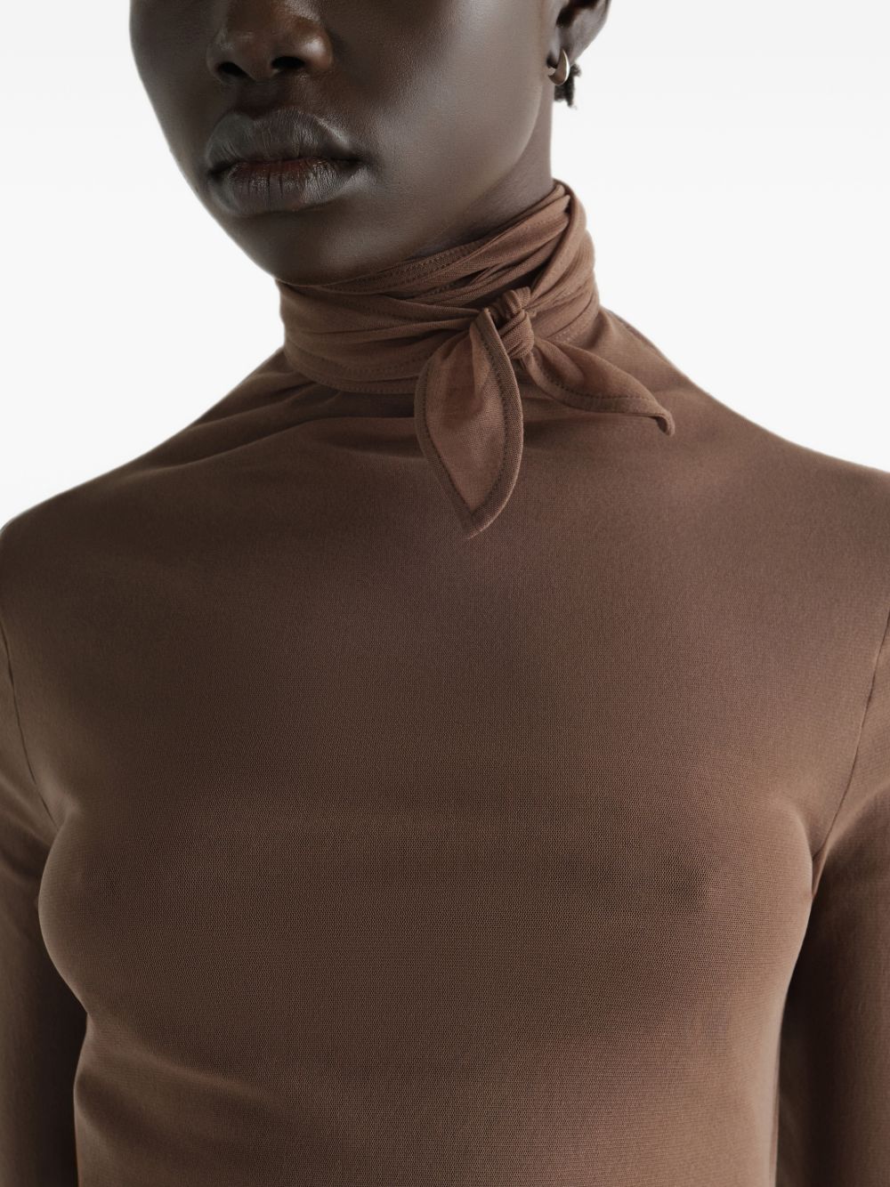 Top semi-trasparente con foulard in beige 
