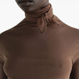 Top semi-trasparente con foulard in beige 