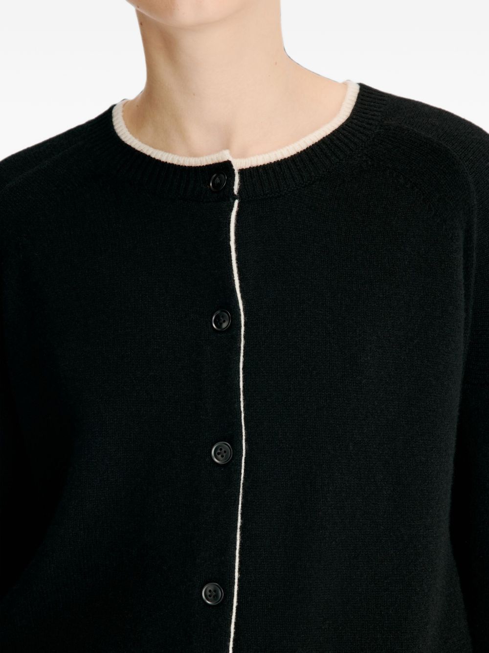 Cardigan nicola con bordi a contrasto in nero 