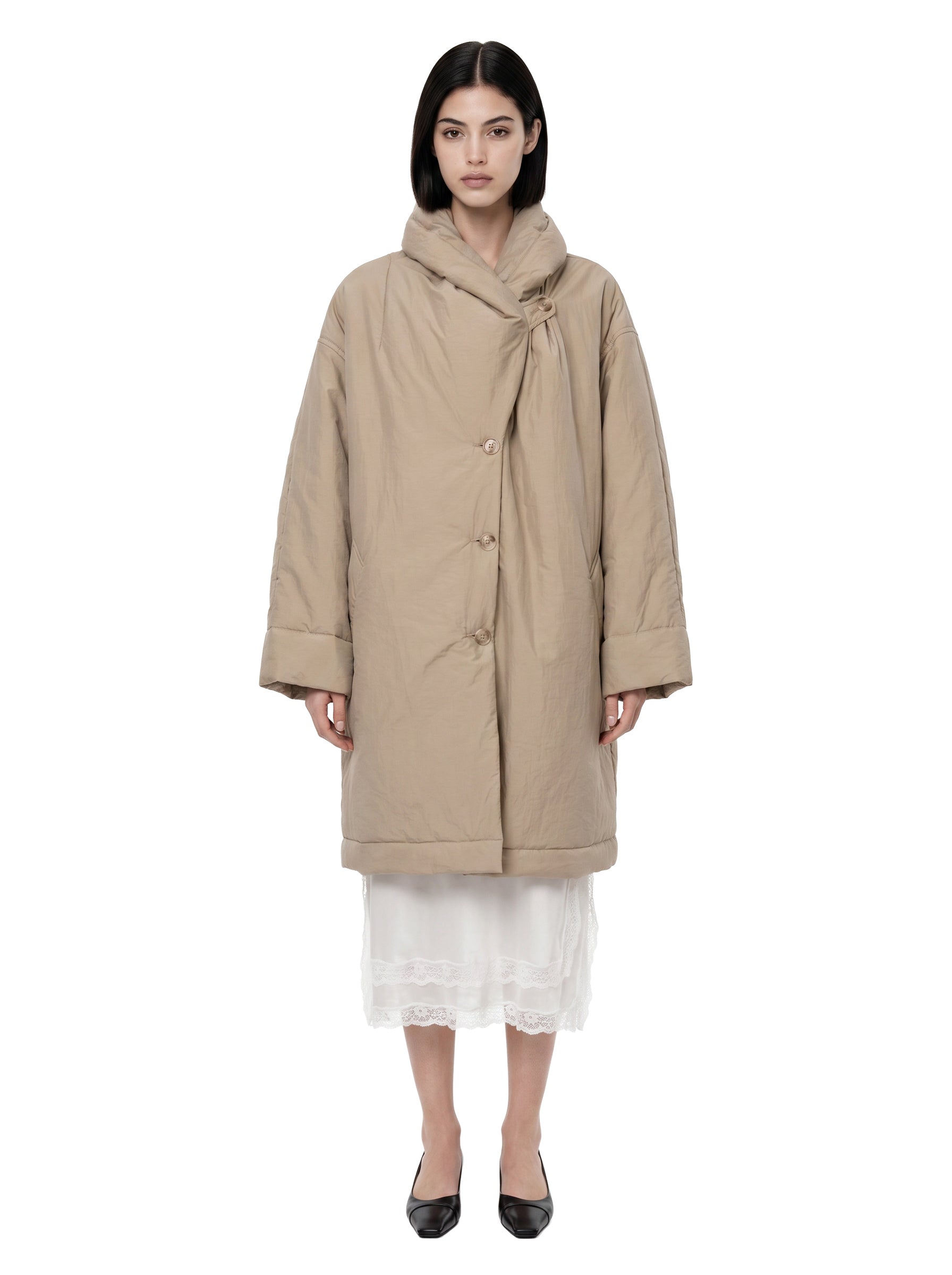 Cappotto imbottito a collo alto in beige 
