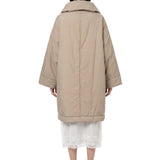 Cappotto imbottito a collo alto in beige 
