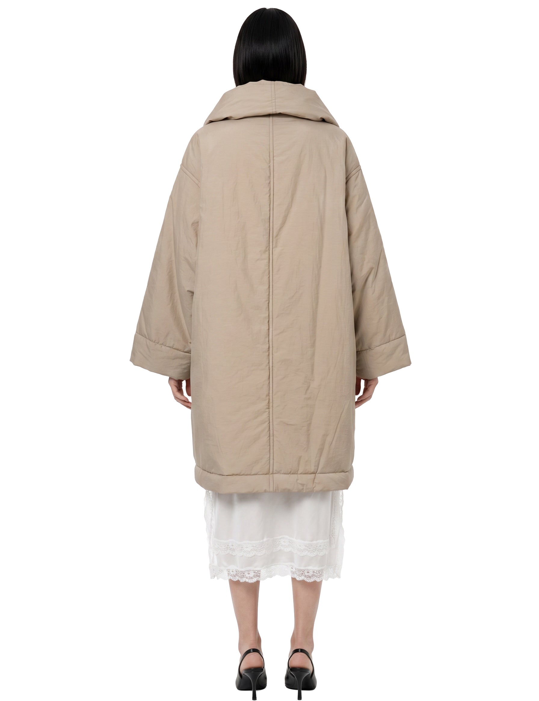 Cappotto imbottito a collo alto in beige 