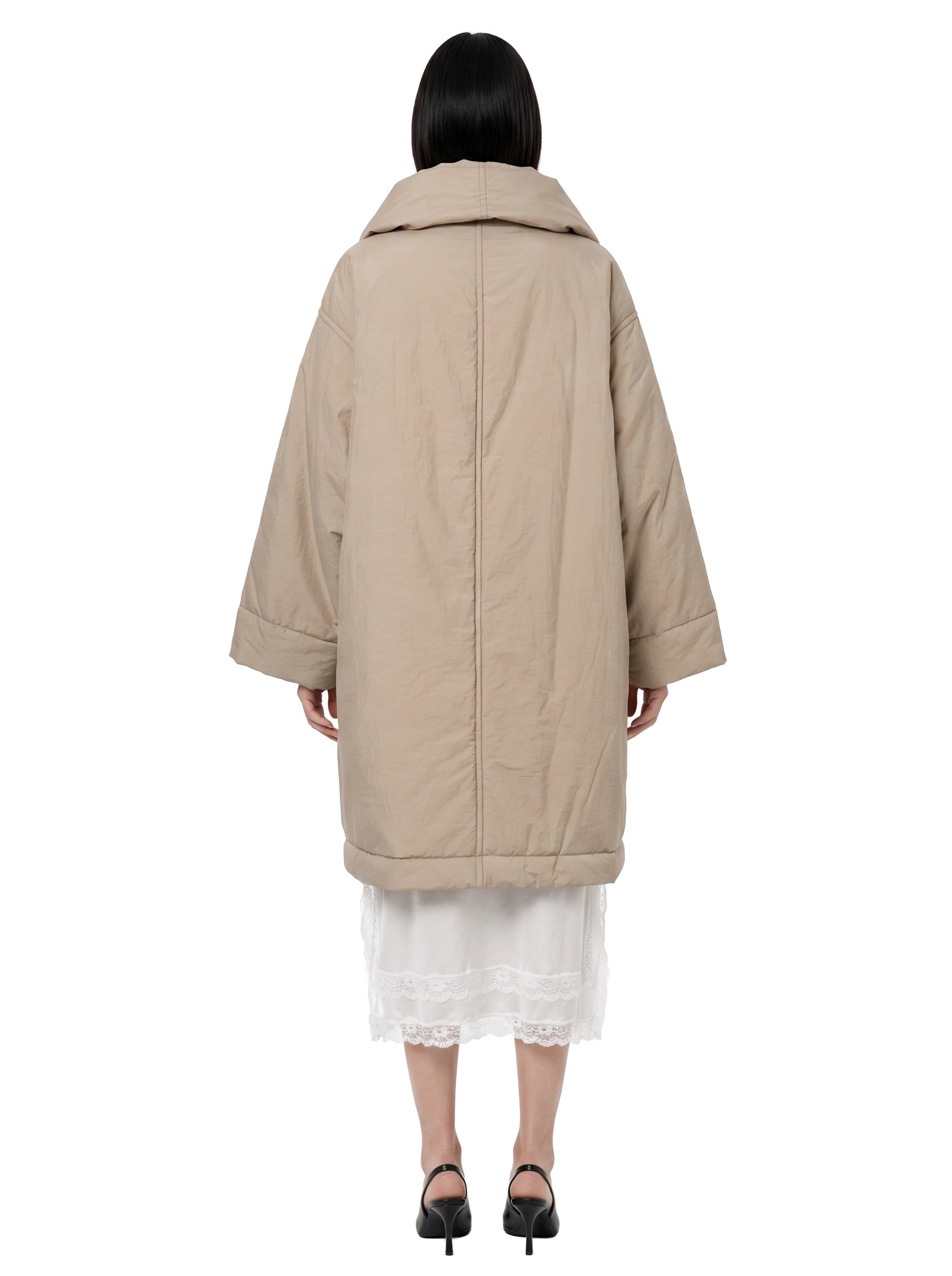 Cappotto imbottito a collo alto in beige 