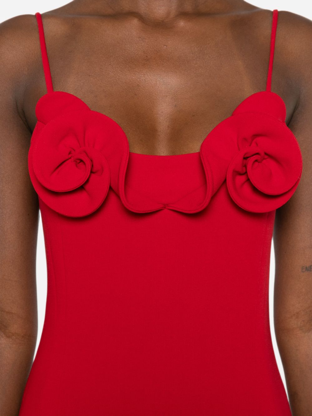 Abito midi con applicazioni a fiori in rosso 