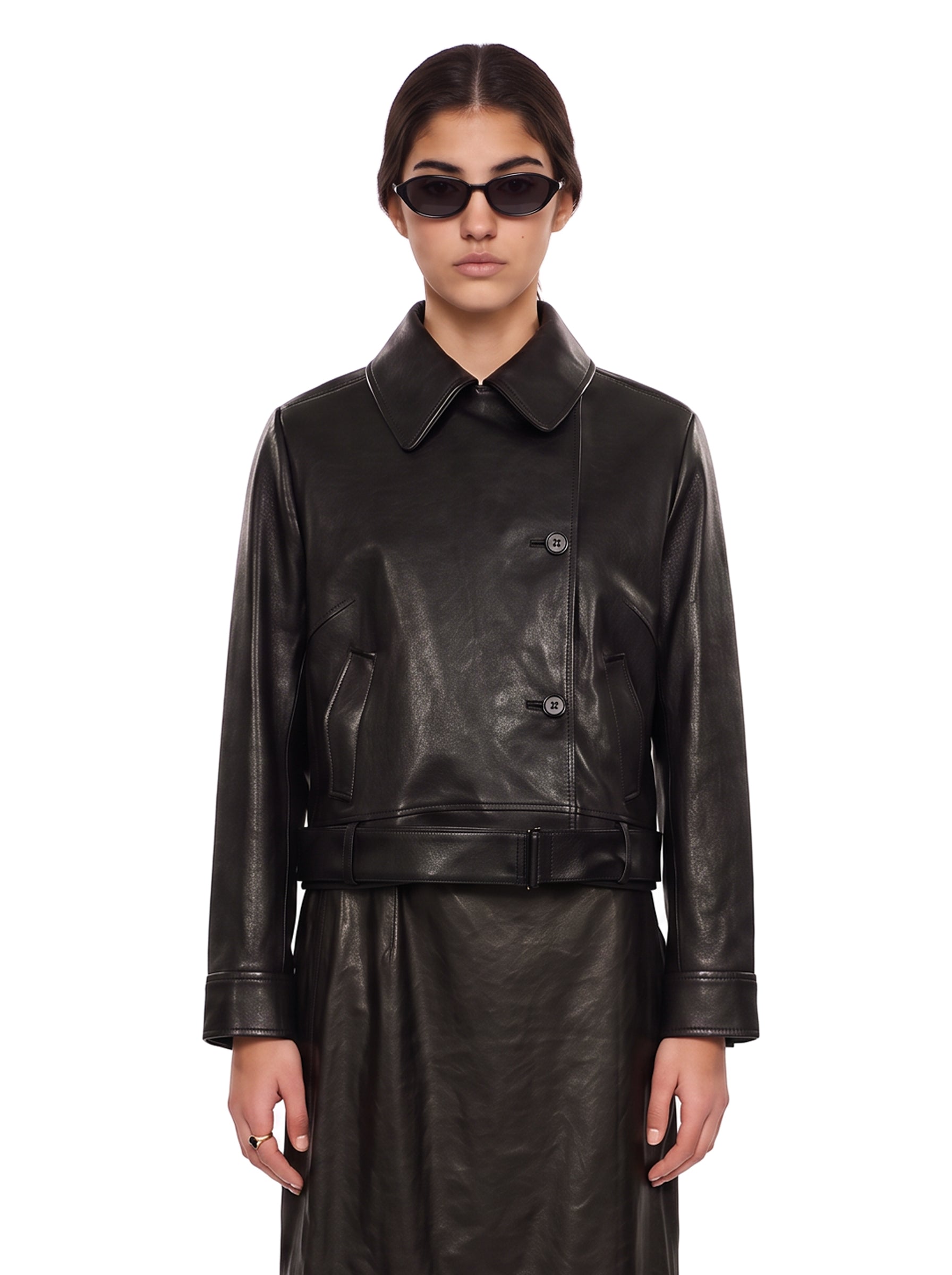 Giacca in pelle con cintura in nero 