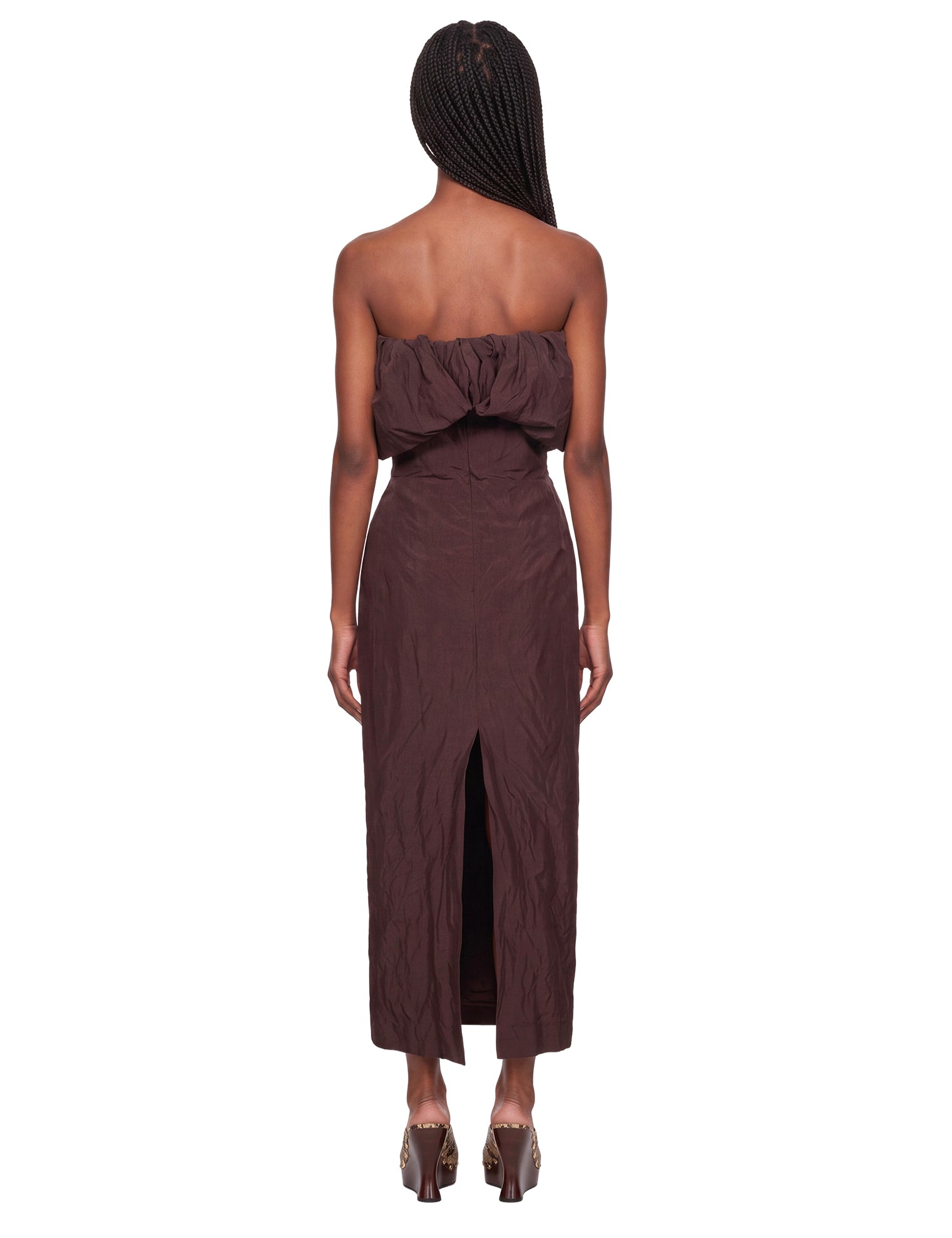 Abito aderente con ruches in marrone 