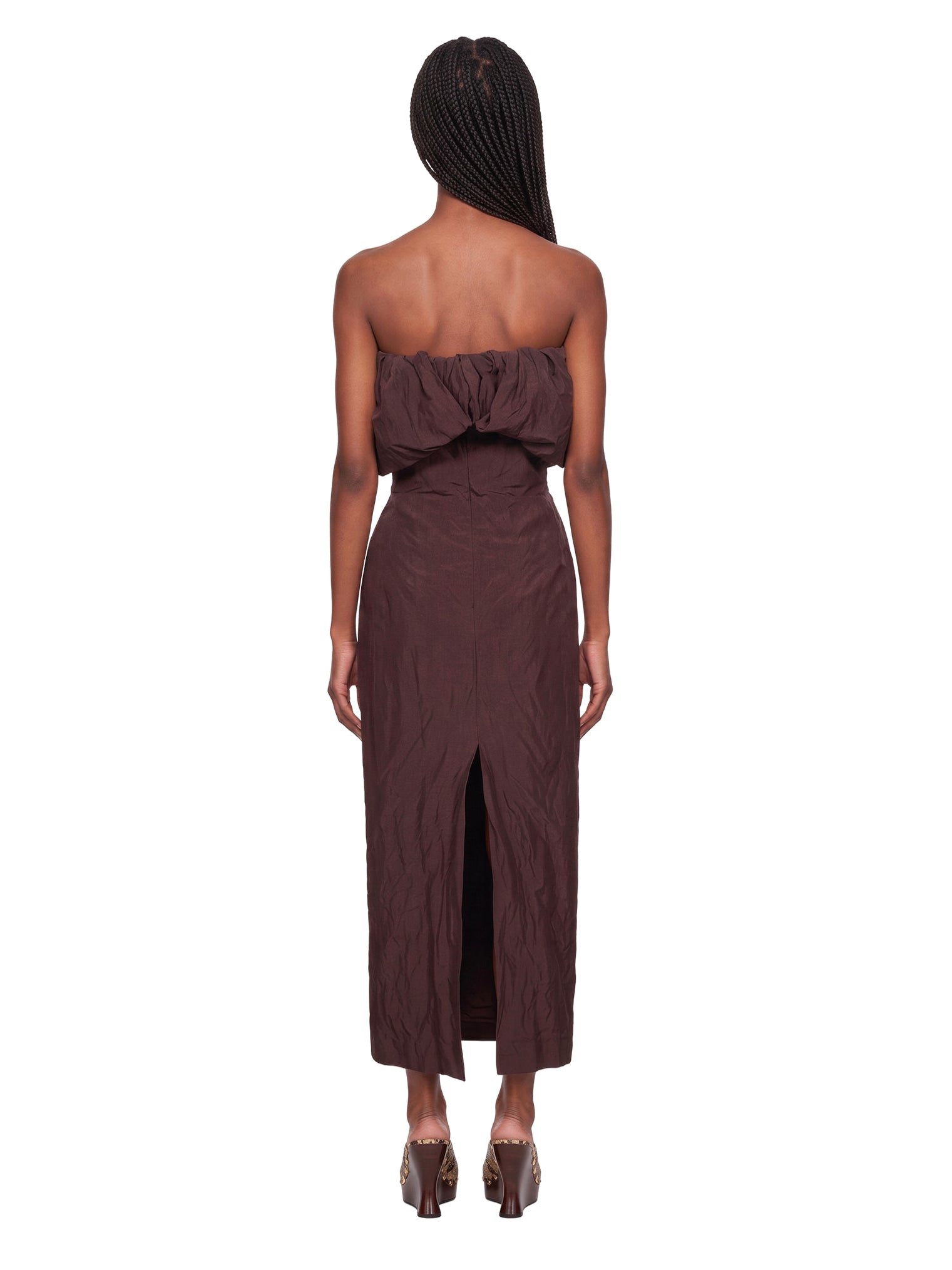 Abito aderente con ruches in marrone 