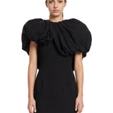 Abito con scollo voluminoso in nero 