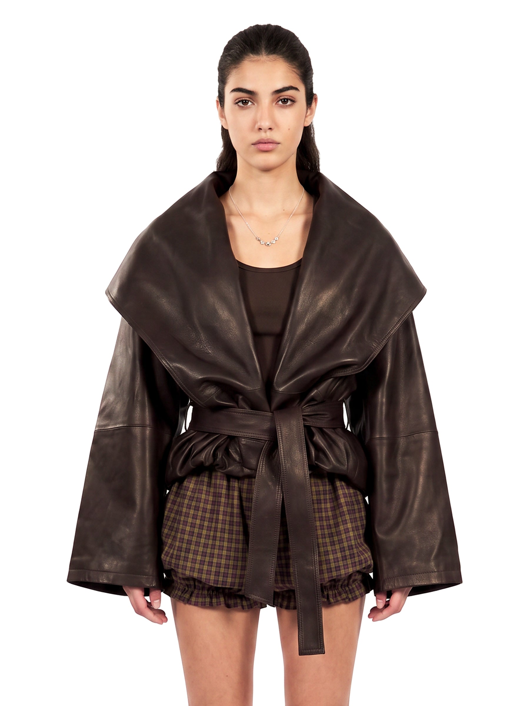 Giacca in pelle con cintura e maxi collo in marrone 