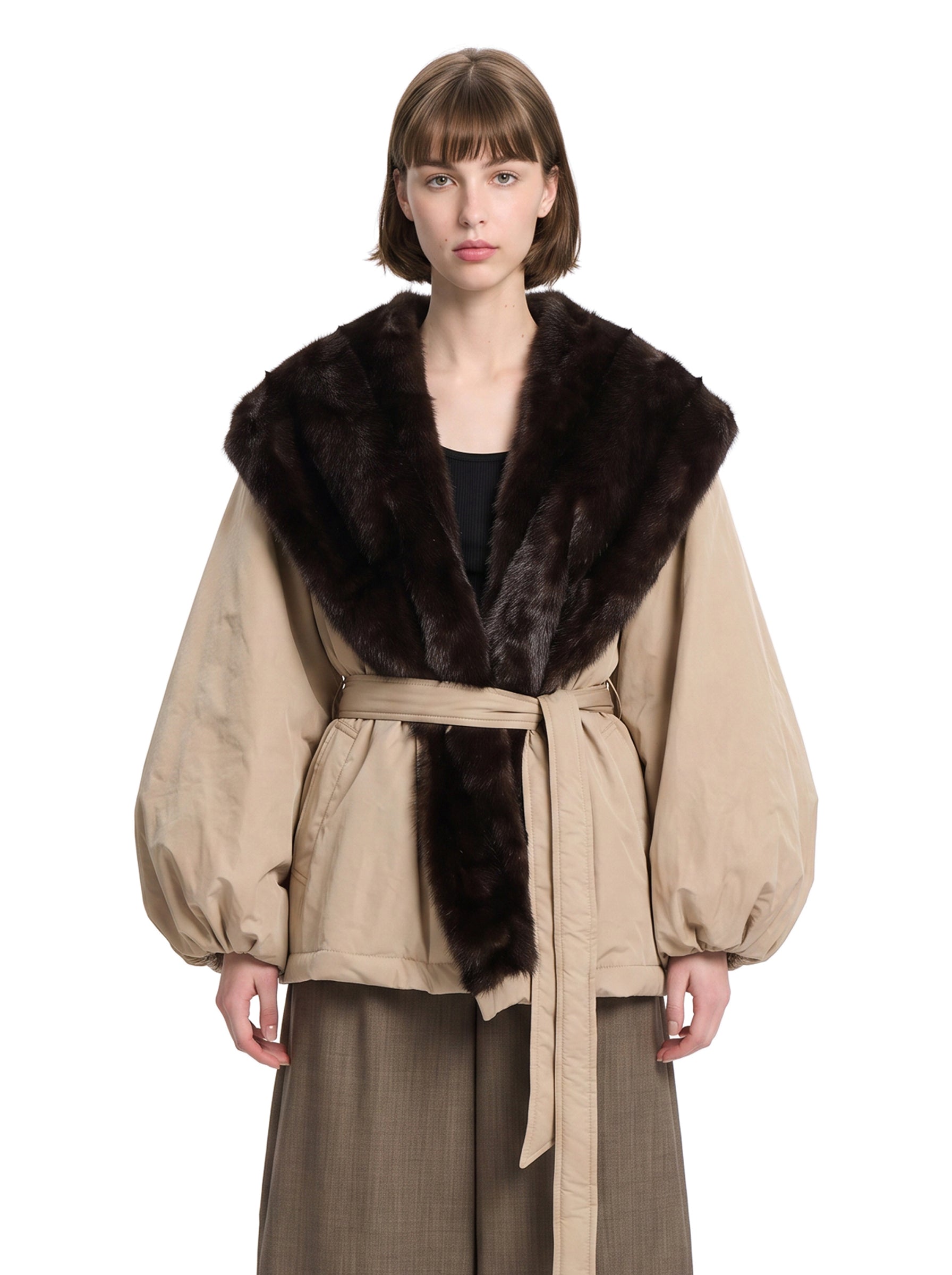 Giacca con cintura e collo in pelliccia in beige e nero 