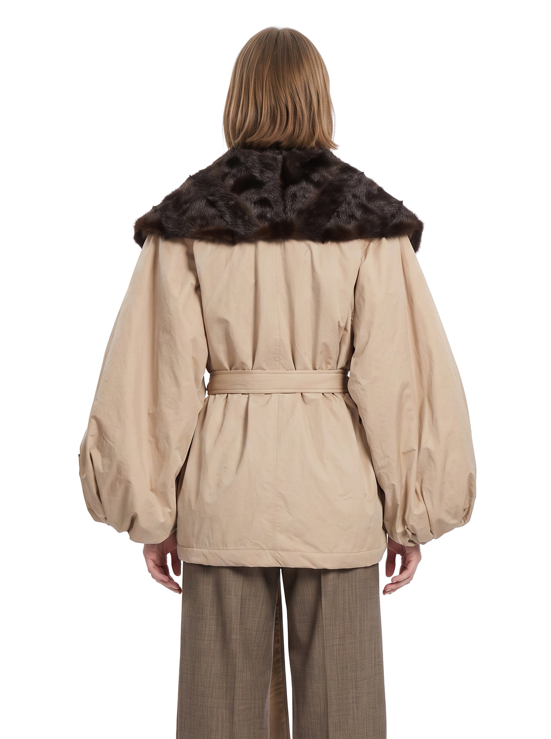 Giacca con cintura e collo in pelliccia in beige e nero 