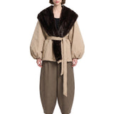 Giacca con cintura e collo in pelliccia in beige e nero 