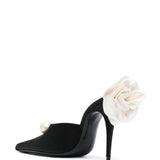 Mules con dettaglio a fiore in nero 