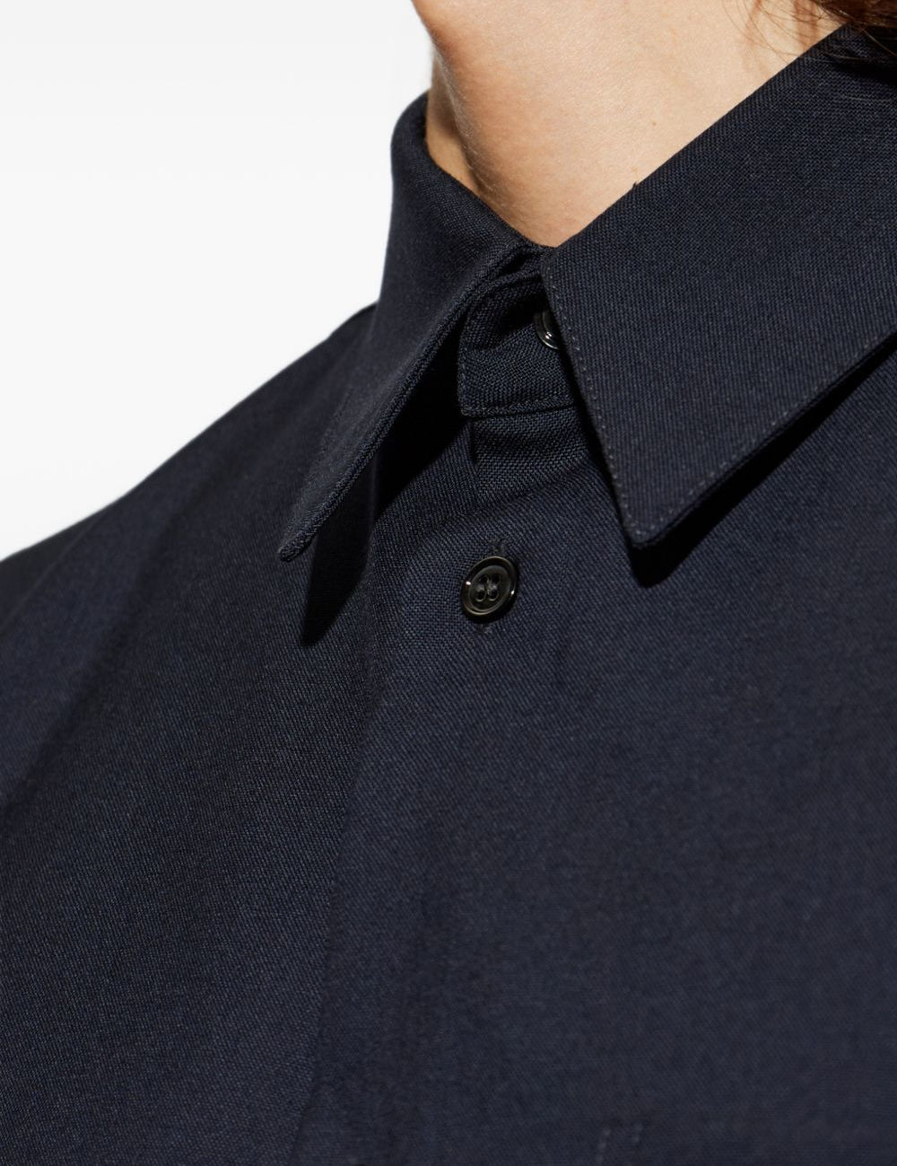 Camicia con taschino in blu 
