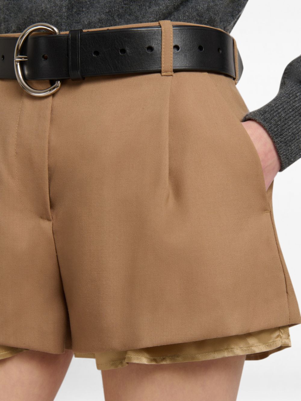 Shorts in lana con fodera a vista in marrone 