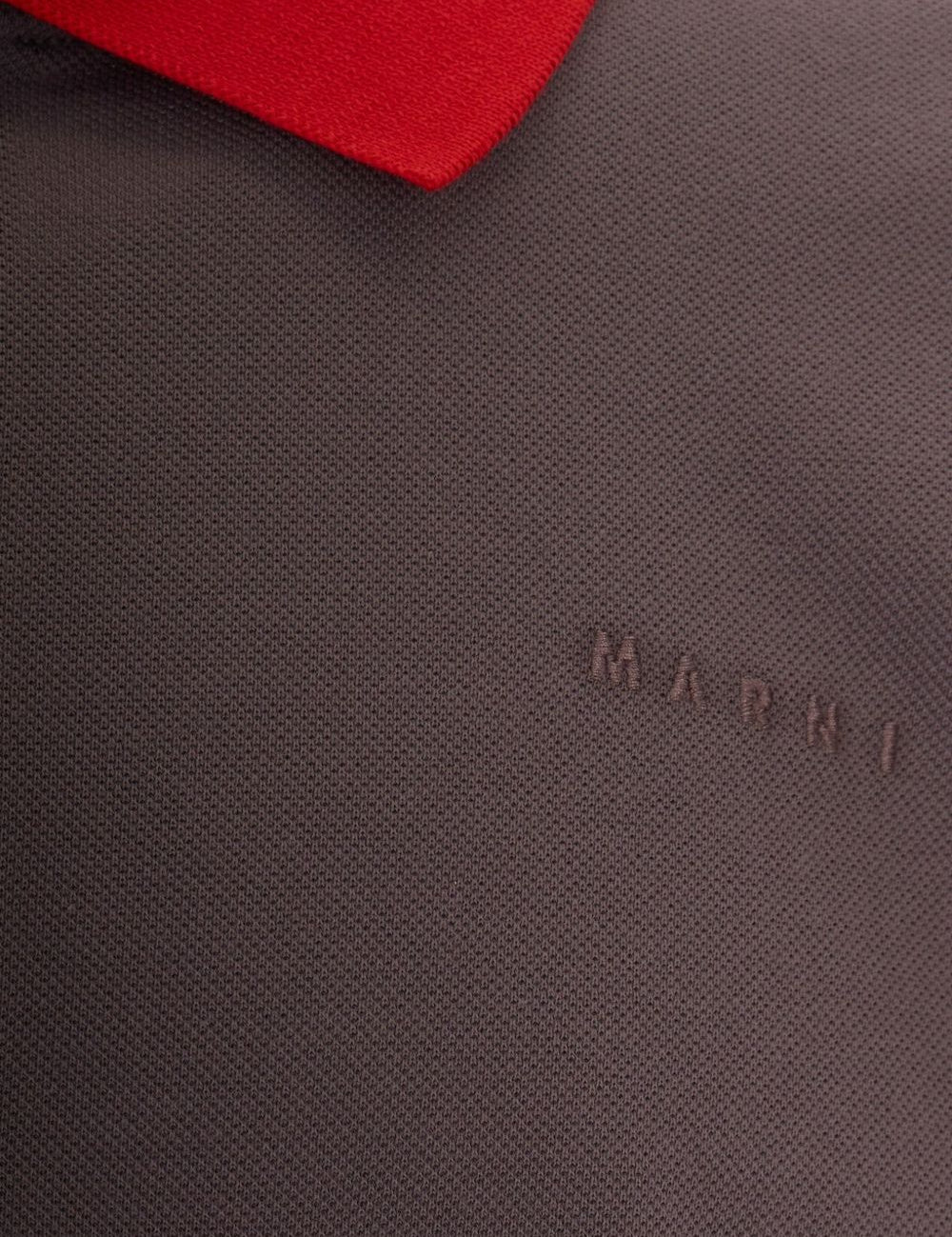 Polo con colletto a contrasto in marrone e rosso 