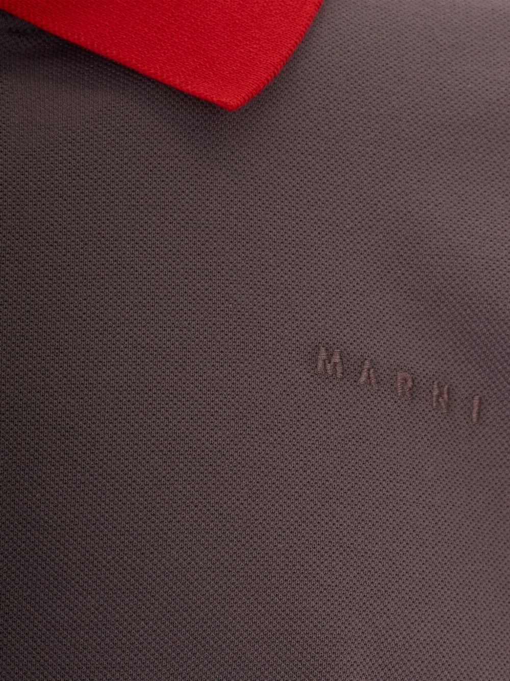 Polo con colletto a contrasto in marrone e rosso 