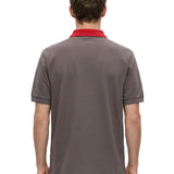 Polo con colletto a contrasto in marrone e rosso 
