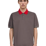 Polo con colletto a contrasto in marrone e rosso 