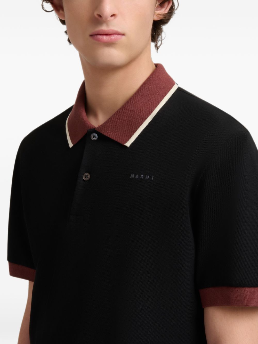 Polo con colletto a contrasto in nero e marrone 