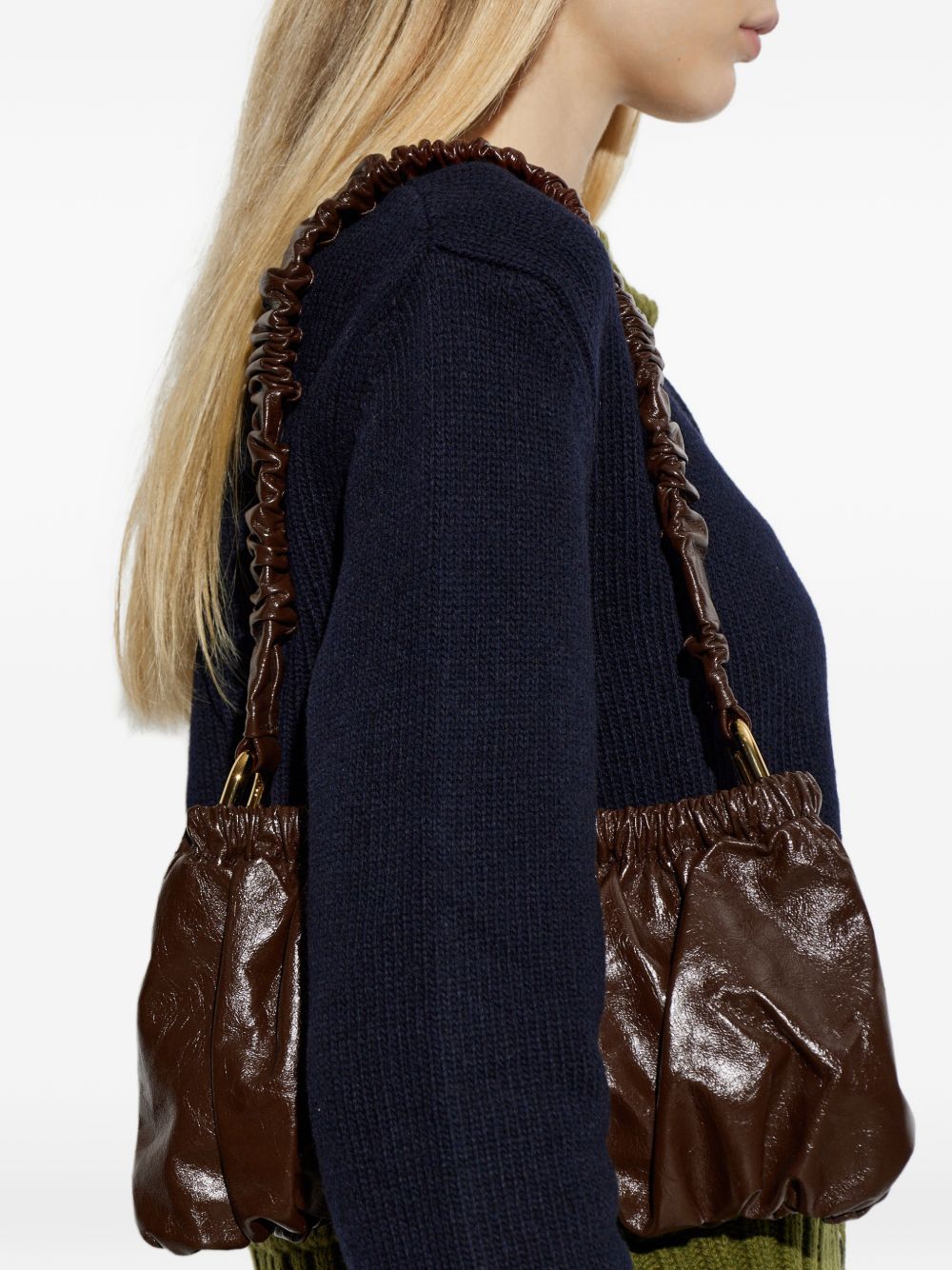 Borsa a spalla in pelle arricciata marrone 