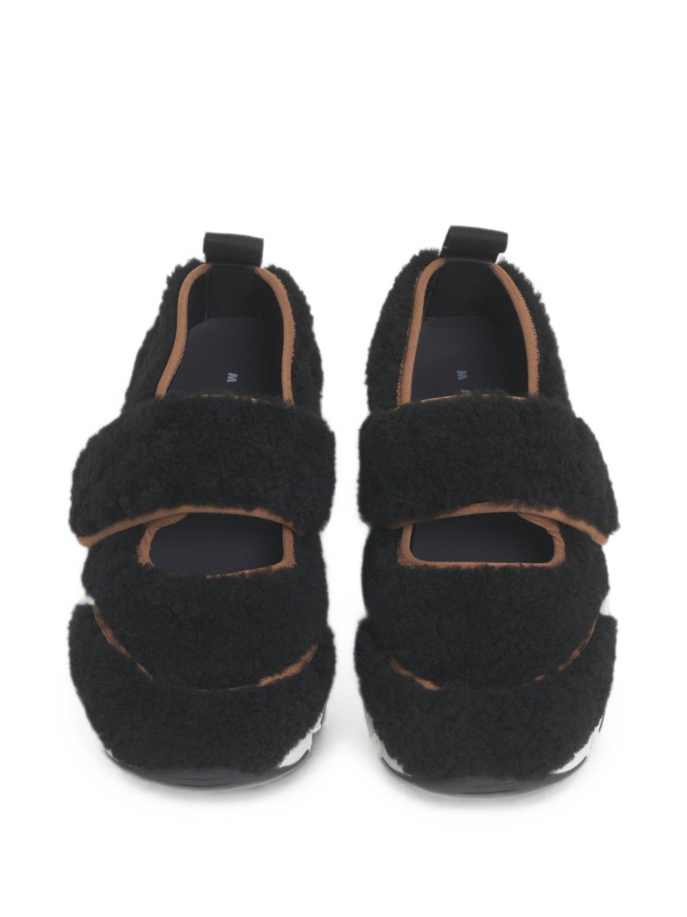 Sneakers in shearling in nero 