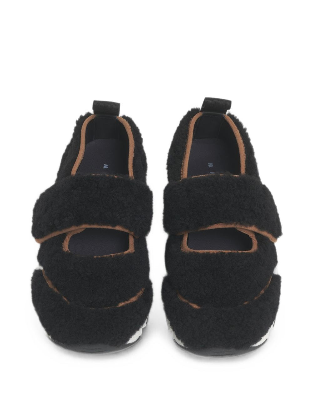 Sneakers in shearling in nero 