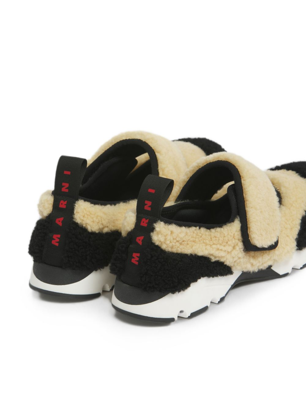 Sneakers in shearling bicolore in beige e nero 