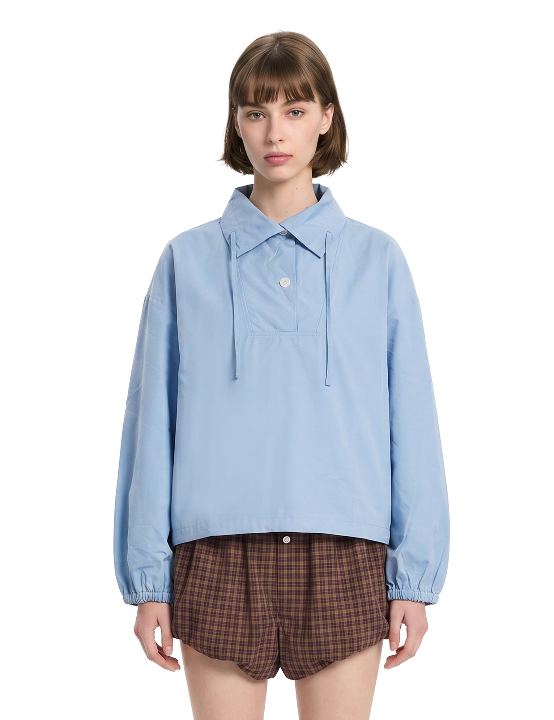 Camicia in popeline a collo alto in celeste 