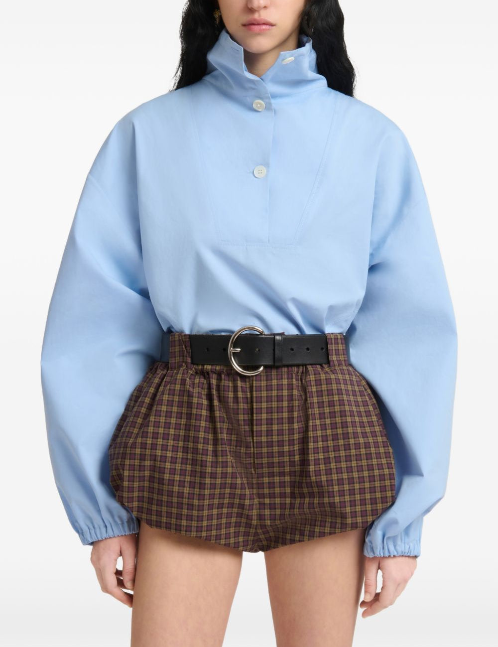 Camicia in popeline a collo alto in celeste 