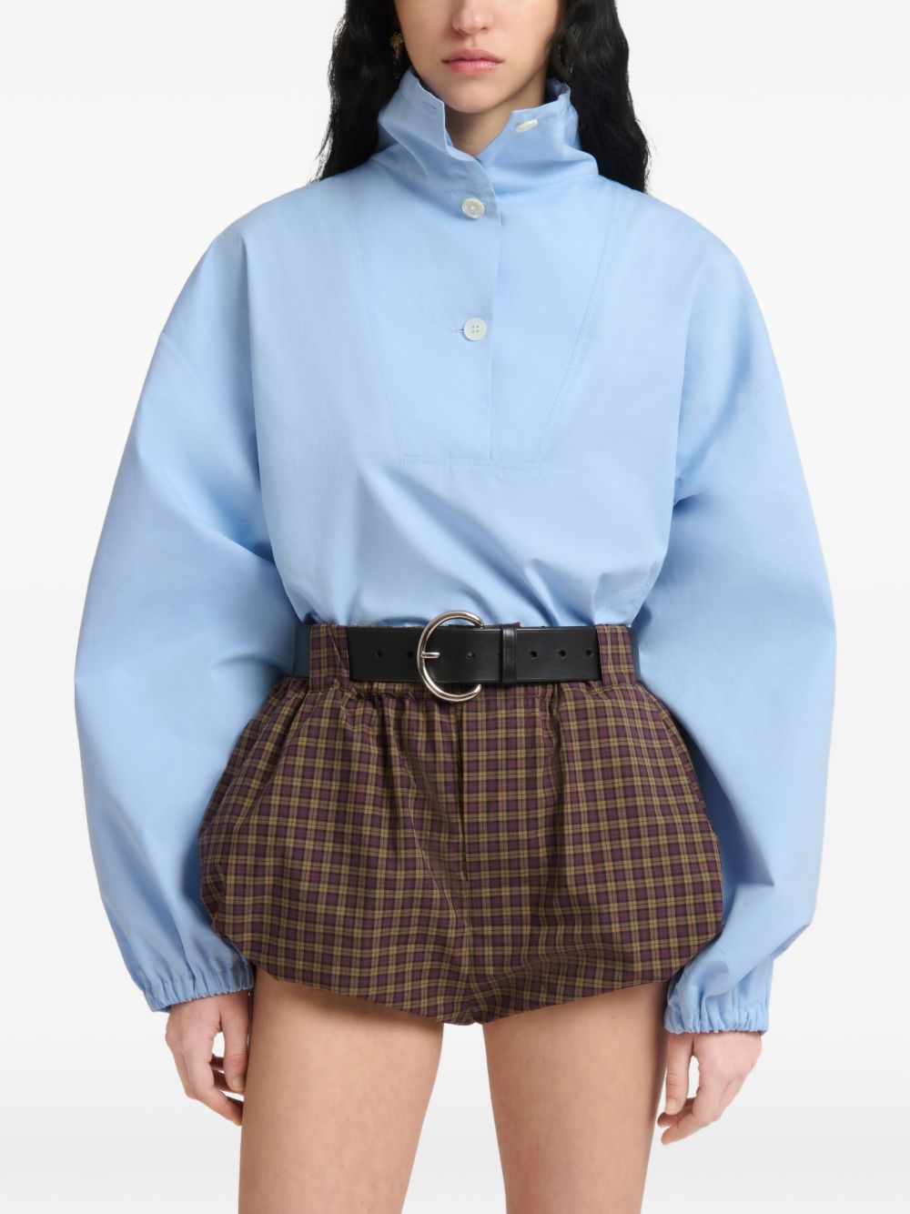 Camicia in popeline a collo alto in celeste 