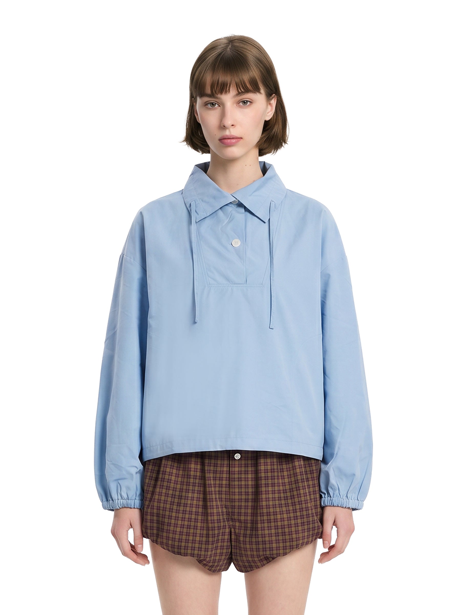 Camicia in popeline a collo alto in celeste 
