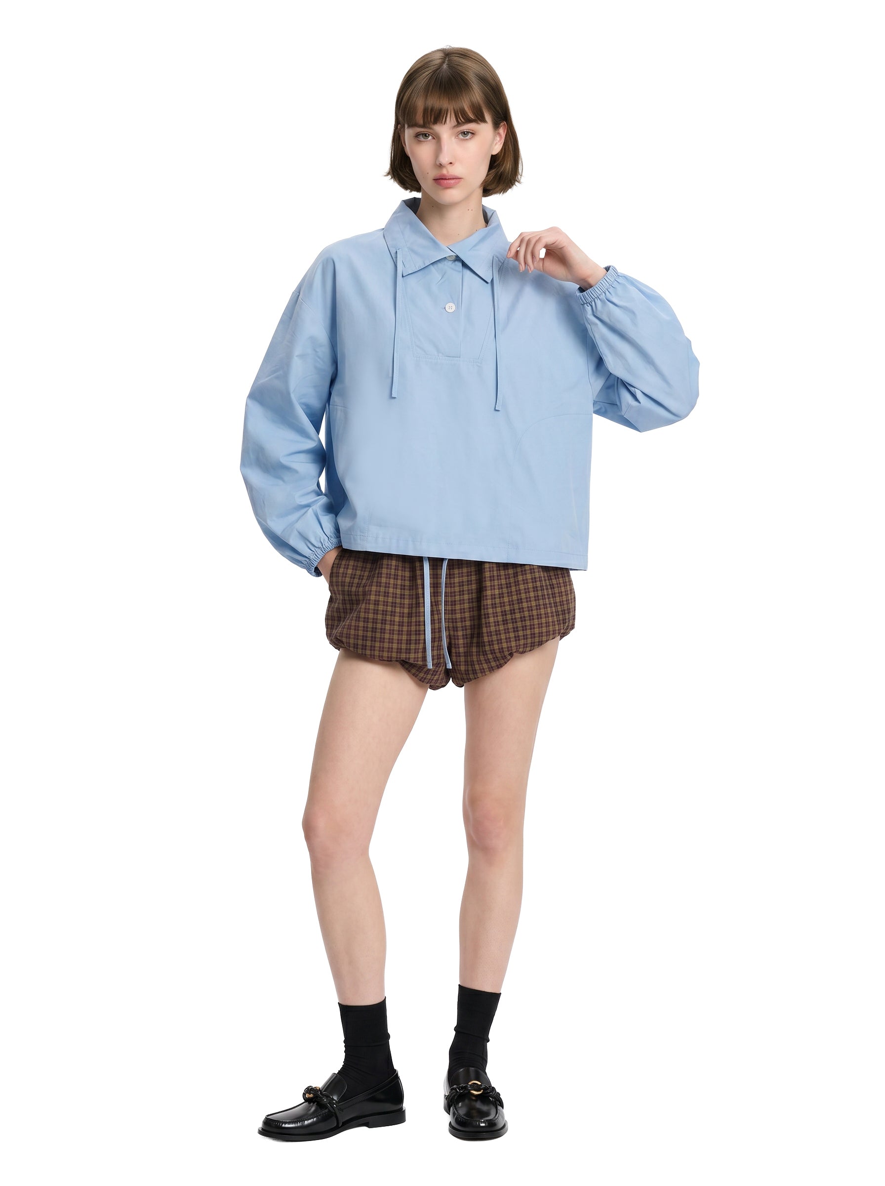 Camicia in popeline a collo alto in celeste 