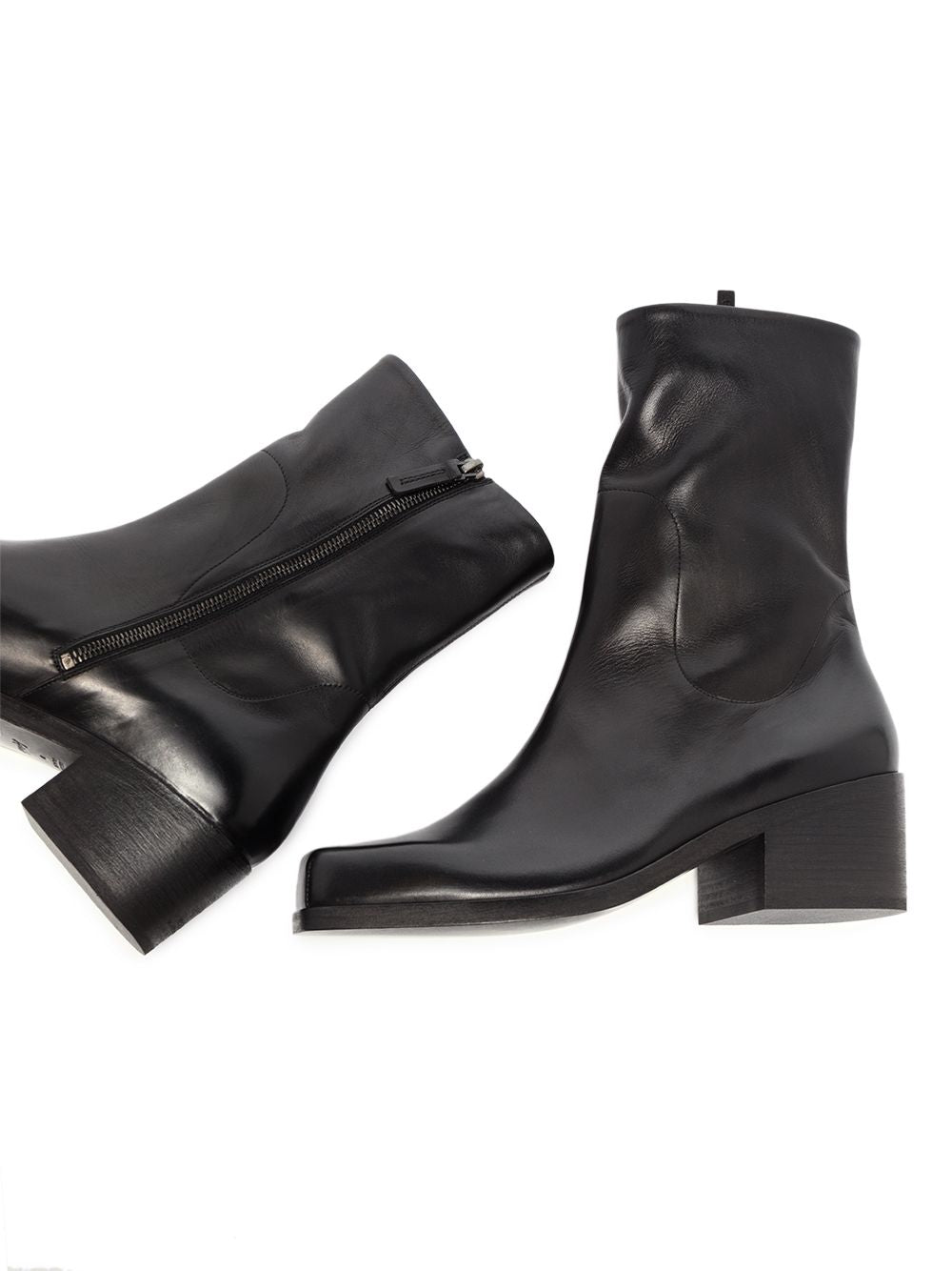 Stivaletti con tacco in pelle in nero 