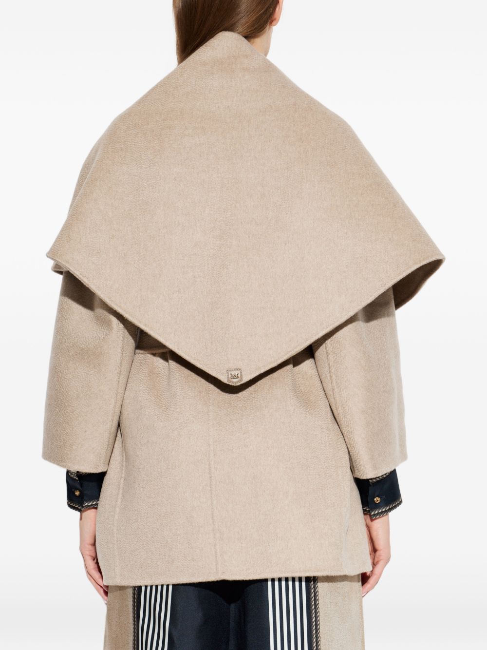 Cappotto corto con scollo a scialle detto in beige 