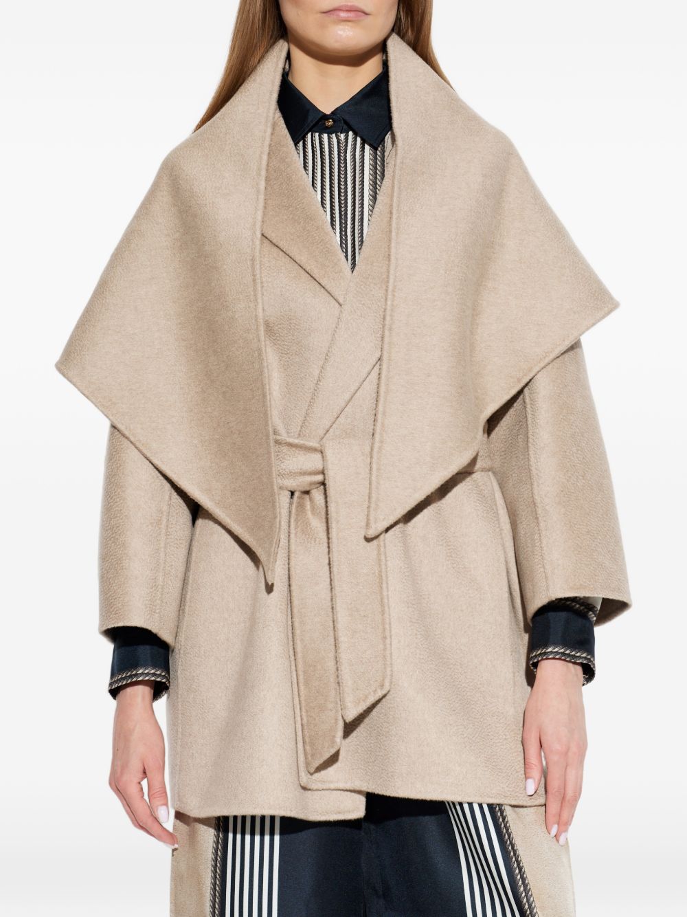 Cappotto corto con scollo a scialle detto in beige 