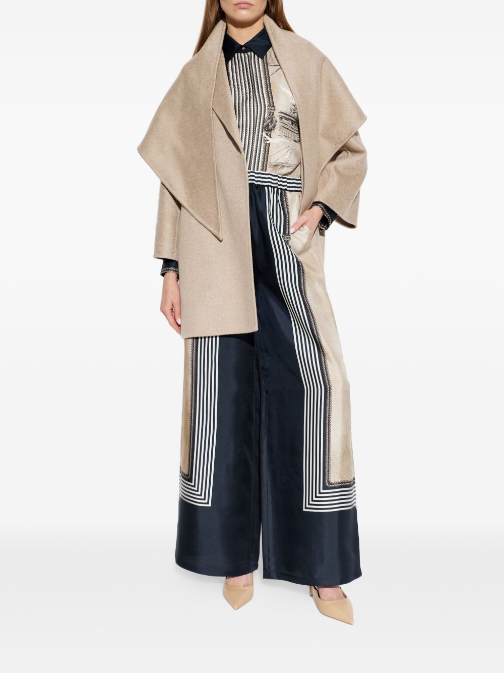 Cappotto corto con scollo a scialle detto in beige 