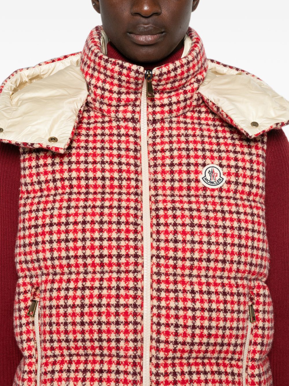 Gilet imbottito con motivo pied de poule in rosso 