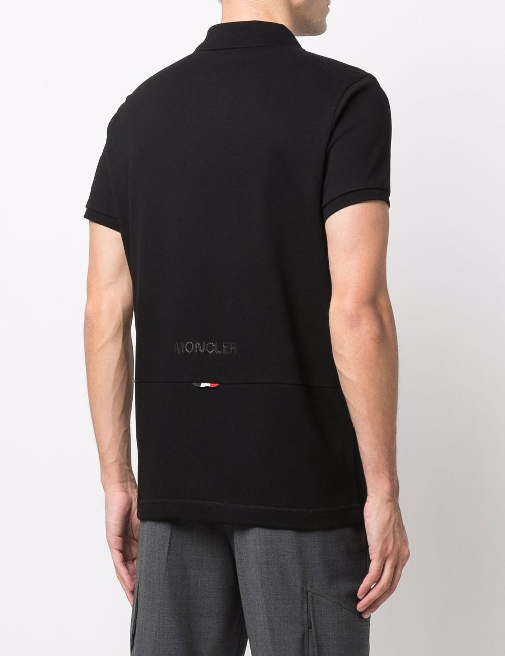 Polo con logo in nero 