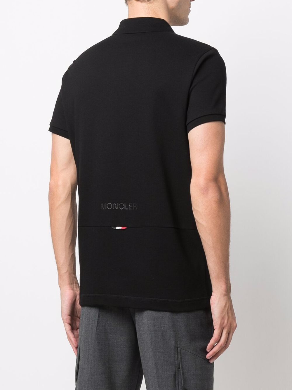 Polo con logo in nero 