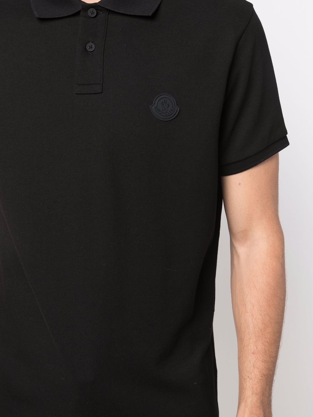 Polo con logo in nero 