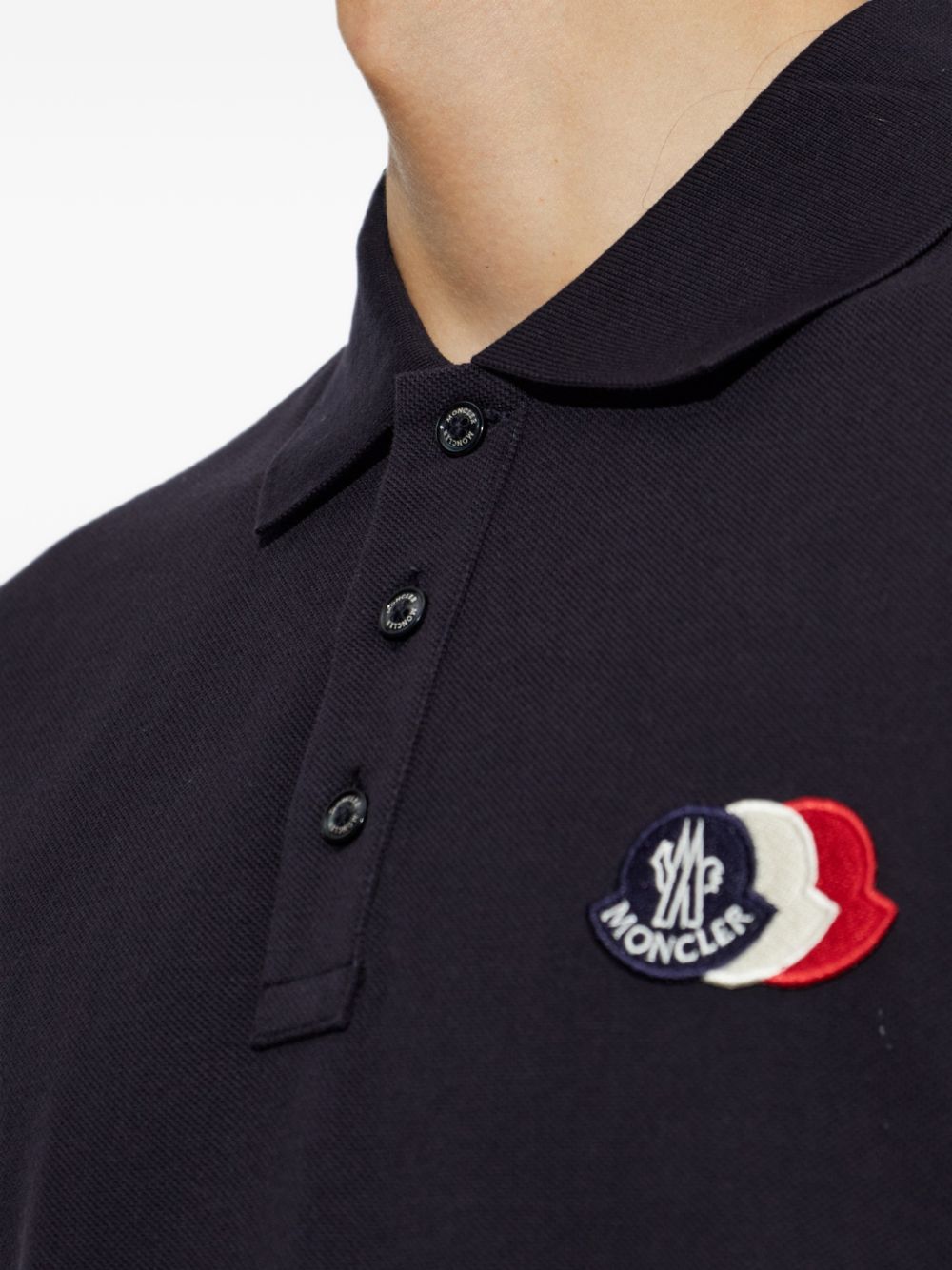 Polo con logo in blu 