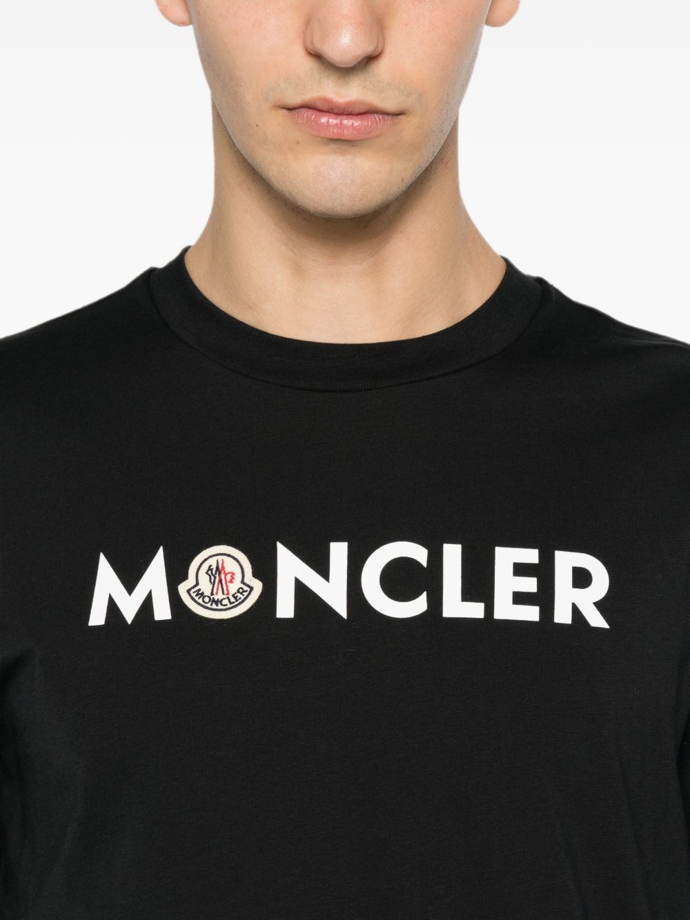 T-shirt con logo in blu 