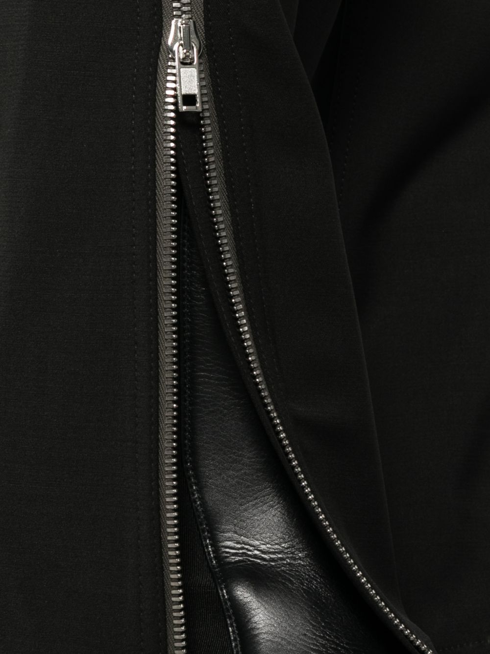Pantaloni Vega con zip laterali in nero 