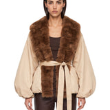 Giacca con collo in eco pelliccia in beige 