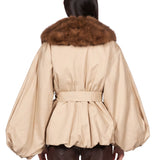 Giacca con collo in eco pelliccia in beige 